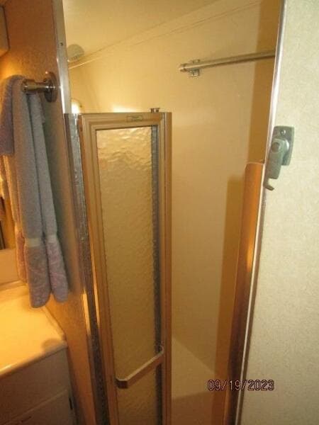 63' Hatteras forward stateroom shower