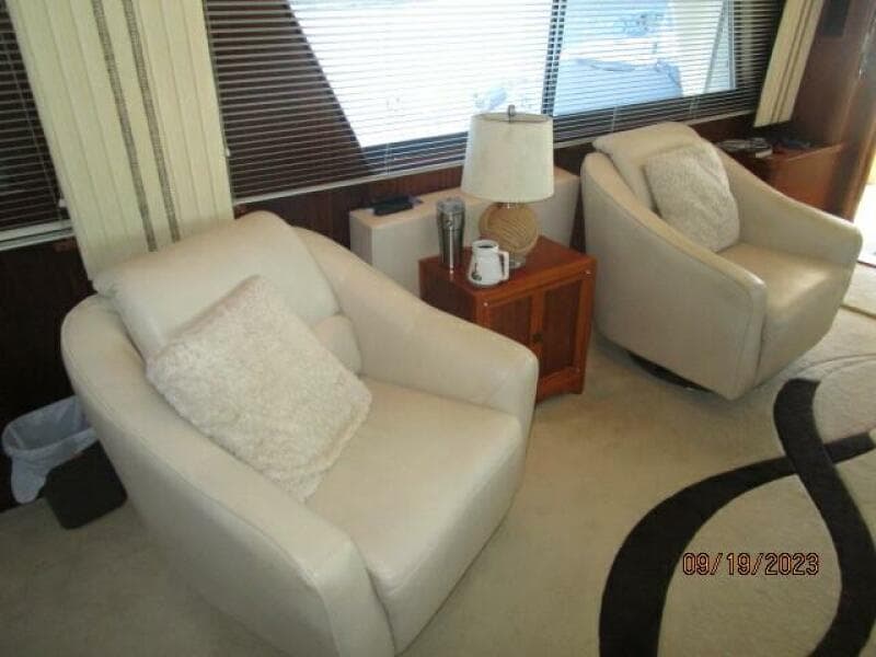 63' Hatteras salon starboard seating