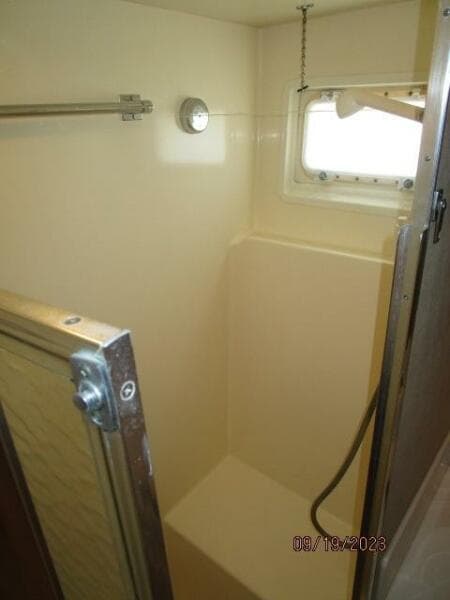 63' Hatteras starboard guest shower