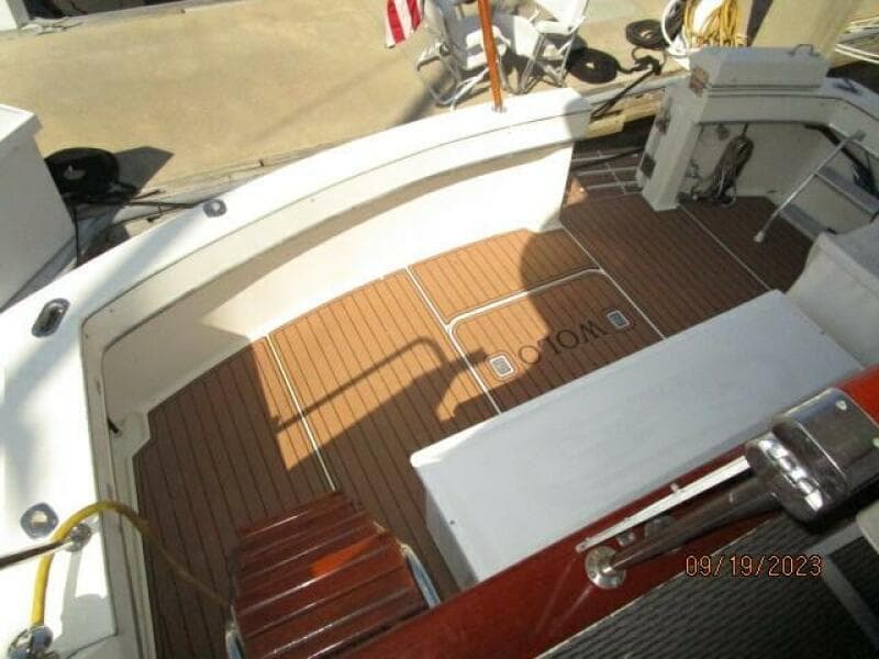 63' Hatteras cockpit