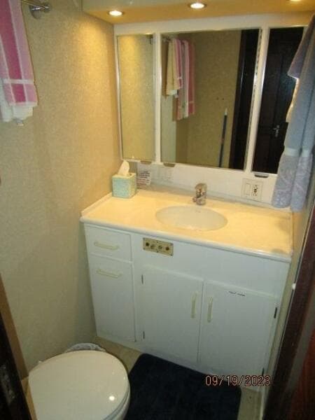 63' Hatteras forward stateroom head