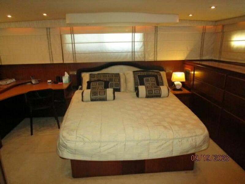 63' Hatteras master stateroom