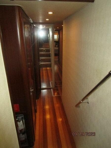 63' Hatteras guest companionway