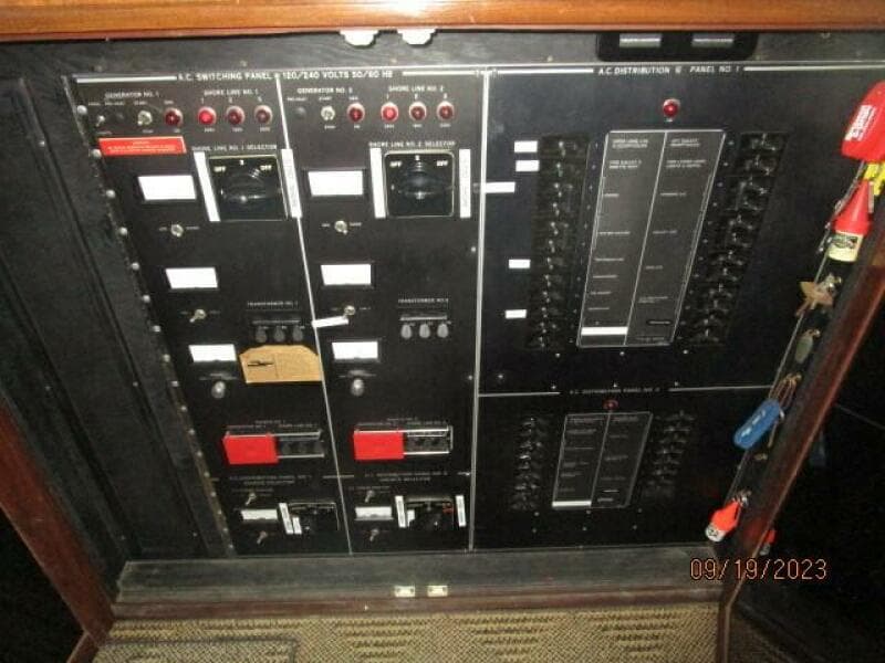 63' Hatteras electrical panel2
