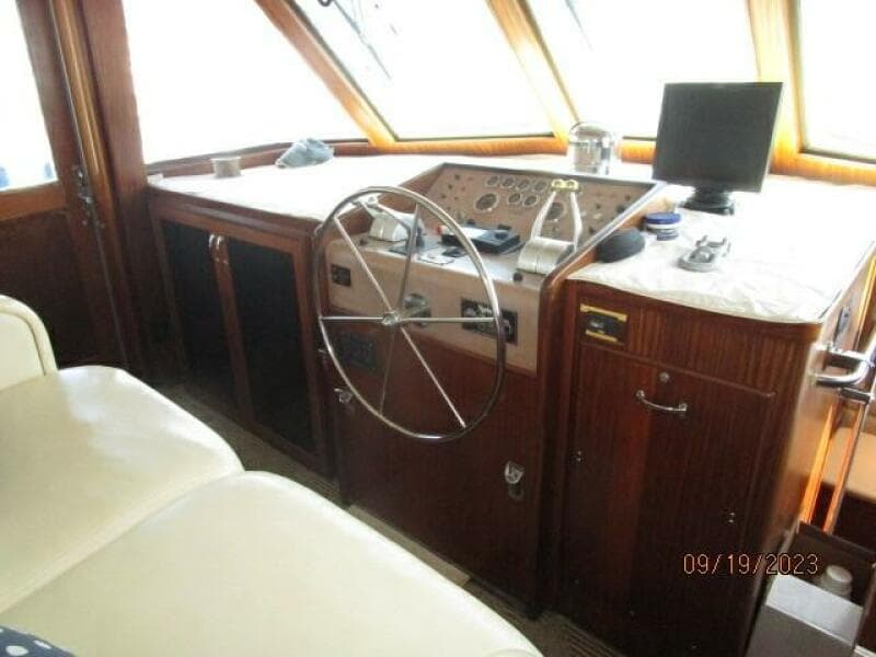 63' Hatteras lower helm1