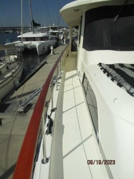 63' Hatteras starboard side deck1