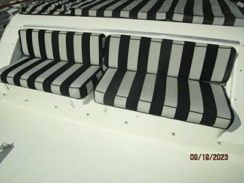 63' Hatteras foredeck benchseat