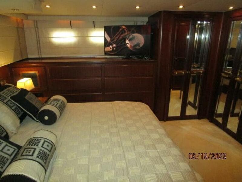 63' Hatteras master stateroom port
