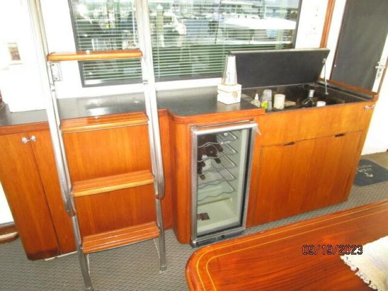 63' Hatteras aftdeck wetbar