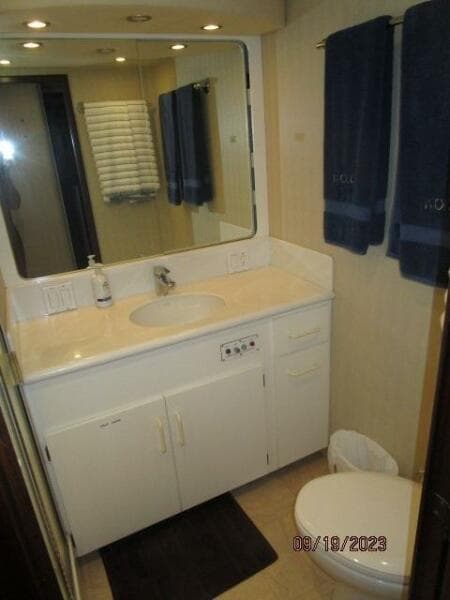 63' Hatteras starboard guest head