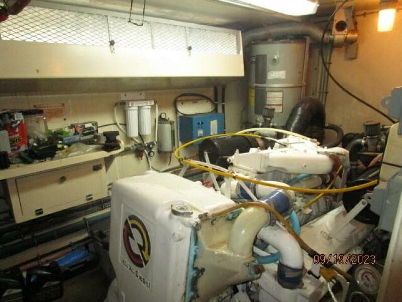 63' Hatteras starbaord engine room