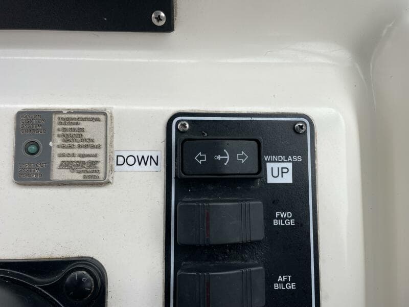 2000 Pursuit 3000 Express