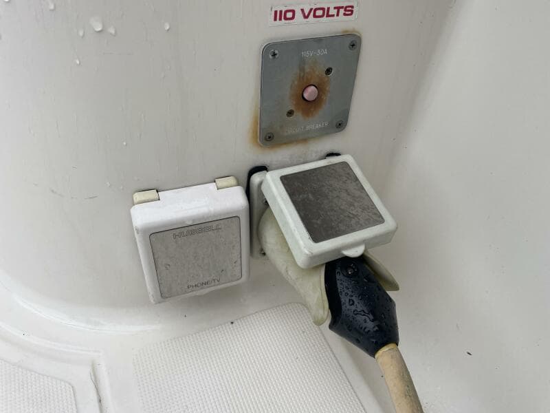 2000 Pursuit 3000 Express