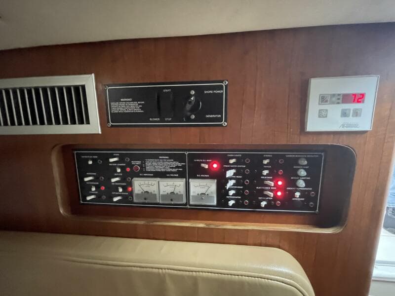 2000 Pursuit 3000 Express