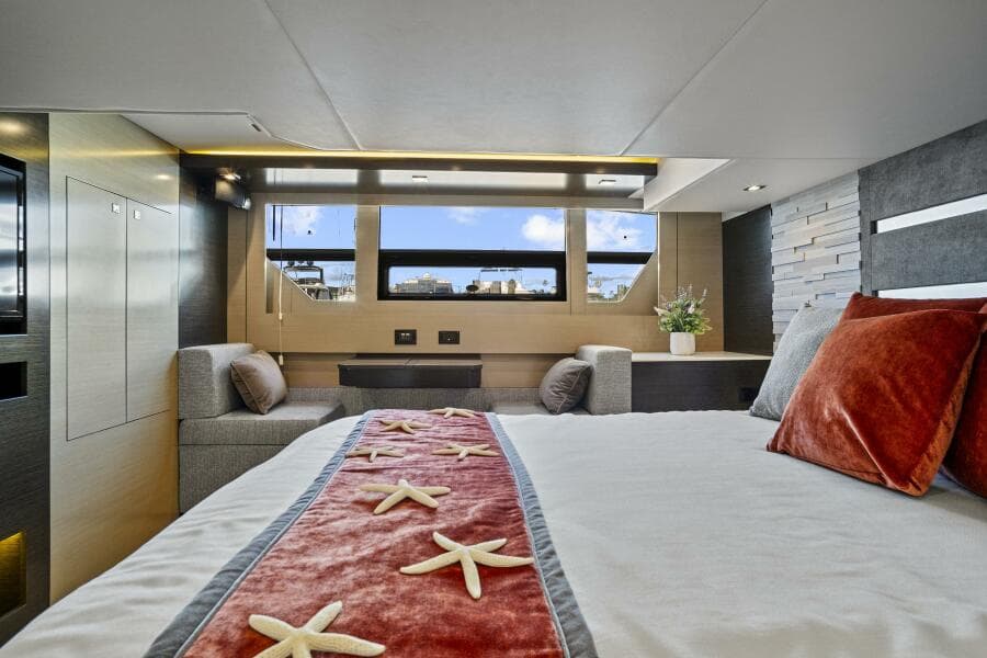 2019 Cruisers Yachts 54 Cantius