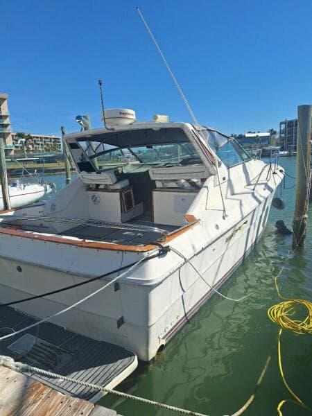 1985 390 Sea Ray  Express Cruiser $17,995