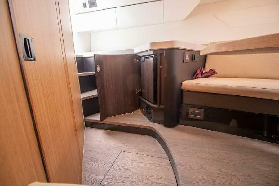 2021 Fairline F Line 33 - Photo 26