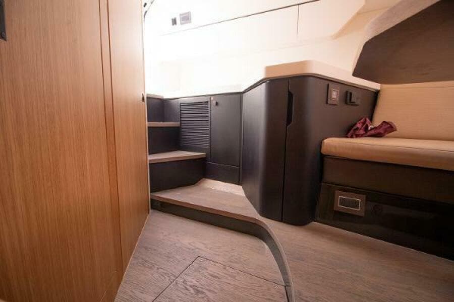 2021 Fairline F Line 33 - Photo 25