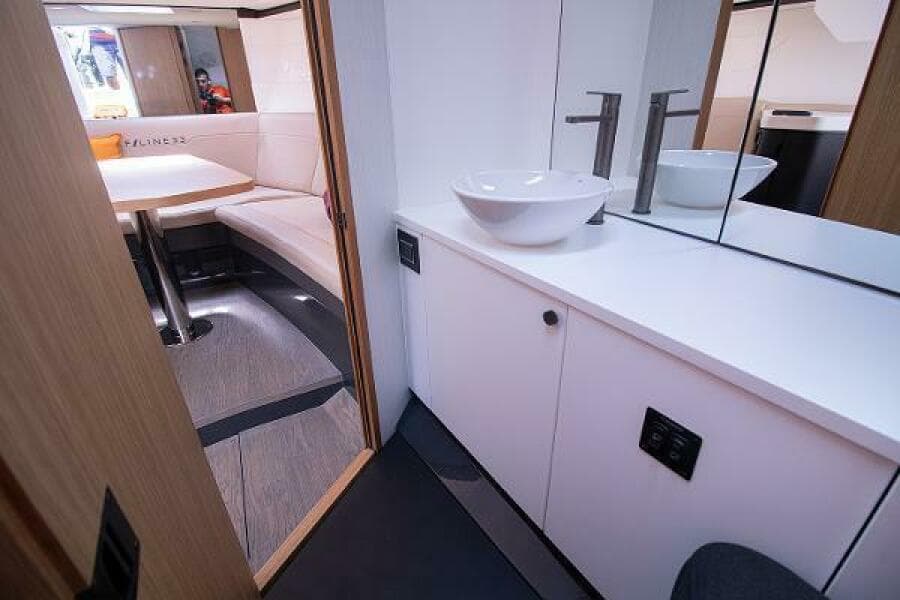 2021 Fairline F Line 33 - Photo 22