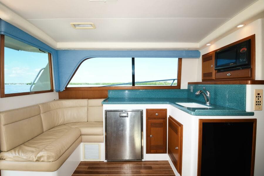 2001 35 Cabo Flybridge - VIKINGOS - Salon/Galley