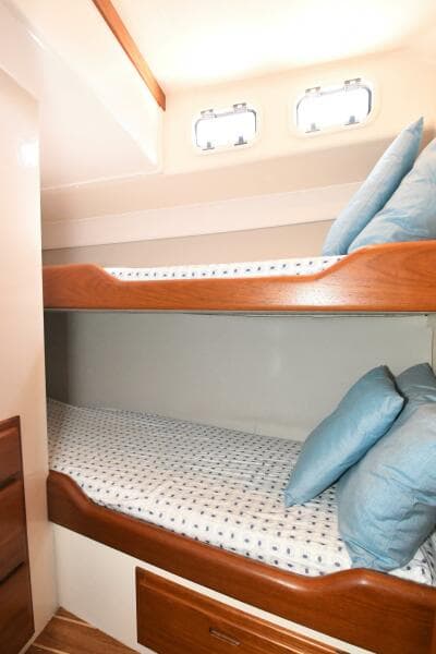 2001 35 Cabo Flybride - VIKINGOS - Guest Stateroom