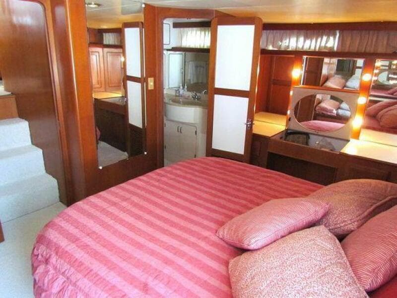 1997 Hyatt 55 - Photo 20