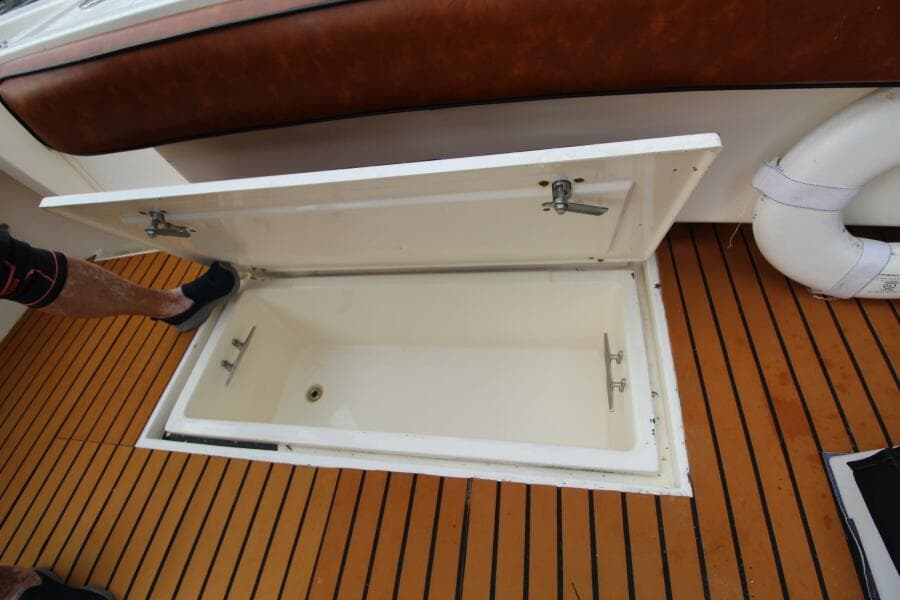 Albemarle 32 Express In-deck box