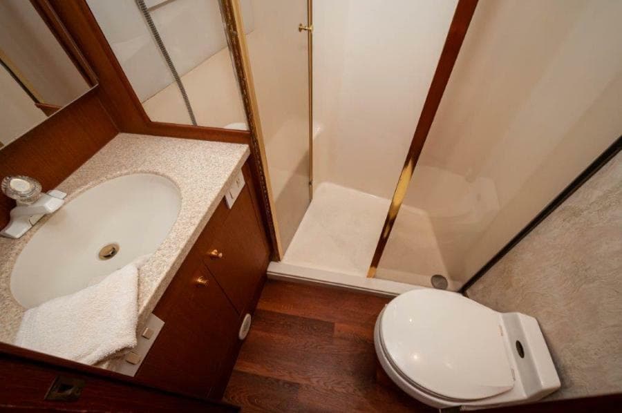 1998 Ocean Yachts 48 Super Sport Master Head 2