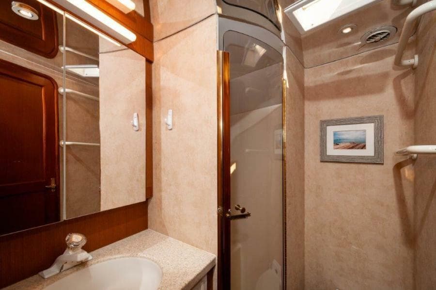 1998 Ocean Yachts 48 Super Sport VIP Head 2