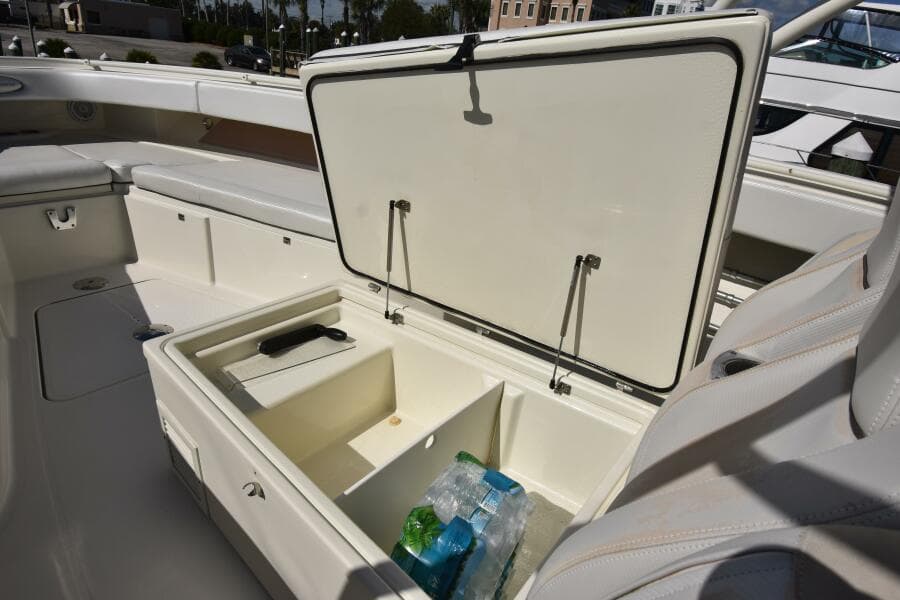 2012 42 Hydra-Sports SF - A Salt Weapon - Forward Storage