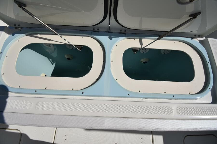 2012 42 Hydra-Sports SF - A Salt Weapon - Cockpit Live Well