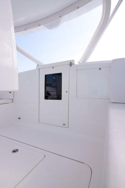 Out Island 38 Express-Helm Area