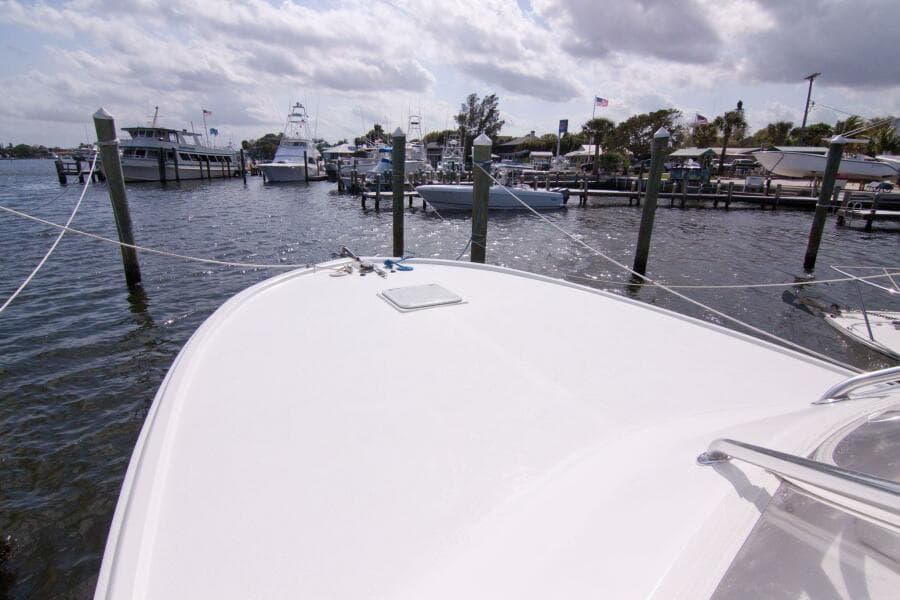 Out Island 38 Express-Bow