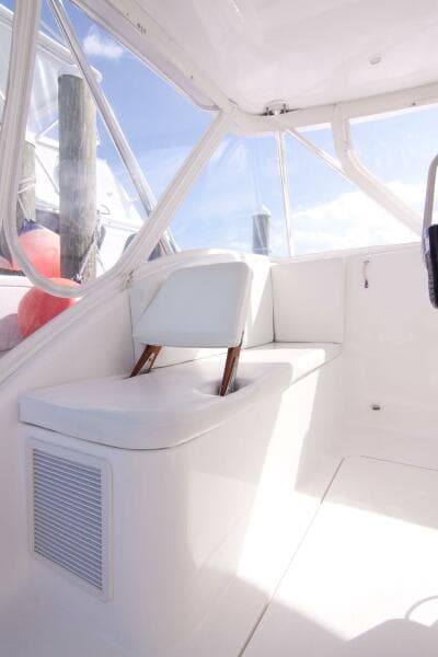 Out Island 38 Express-Helm Area