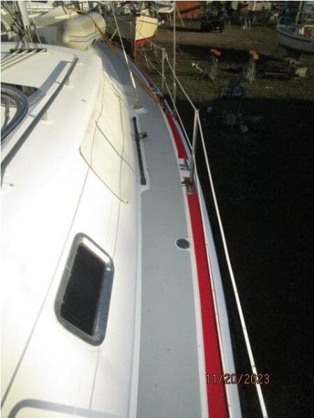 41' Hunter starboard side deck