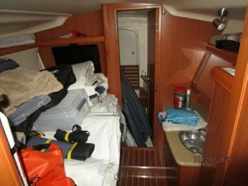 41' Hunter guest stateroom