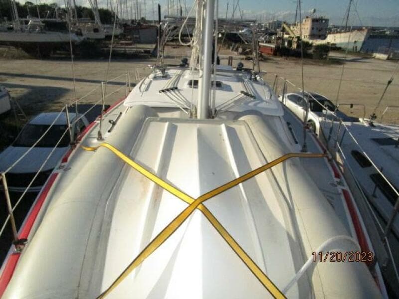 41' Hunter foredeck aft