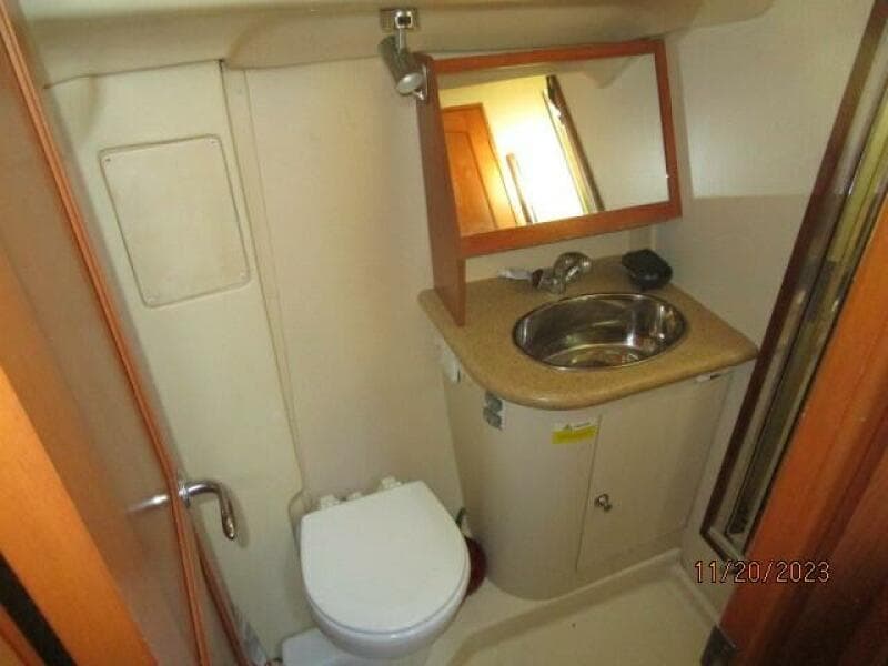 41' Hunter master stateroom head