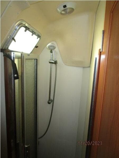 41' Hunter master stateroom shower