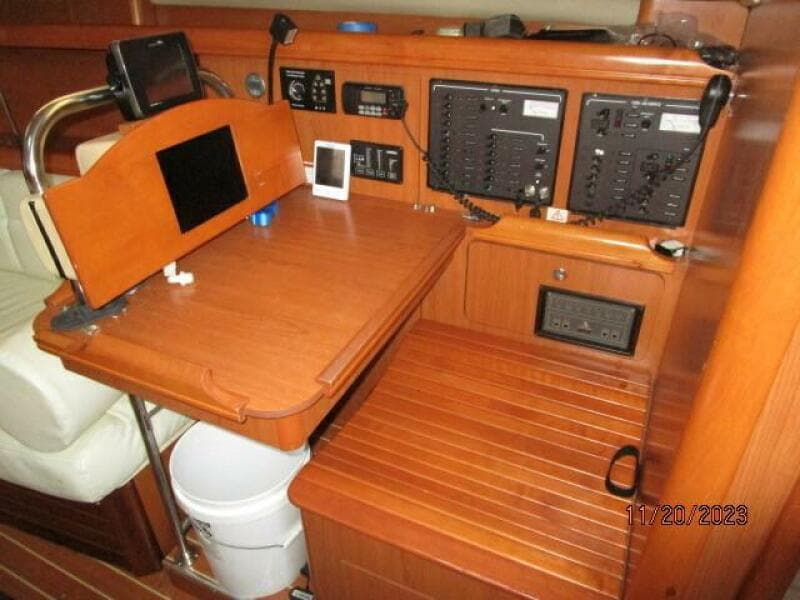 41' Hunter nav station