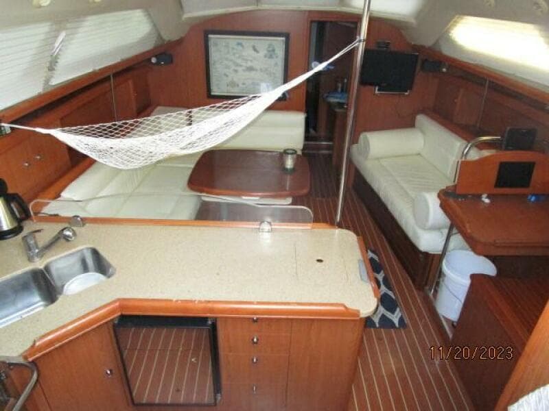 41' Hunter salon forward