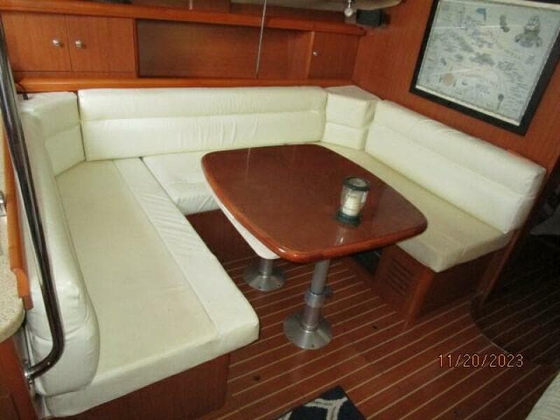 41' Hunter salon settee1