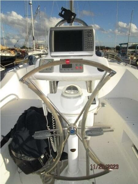 41' Hunter cockpit helm