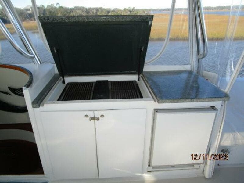 72' DeFever flybridge bar2