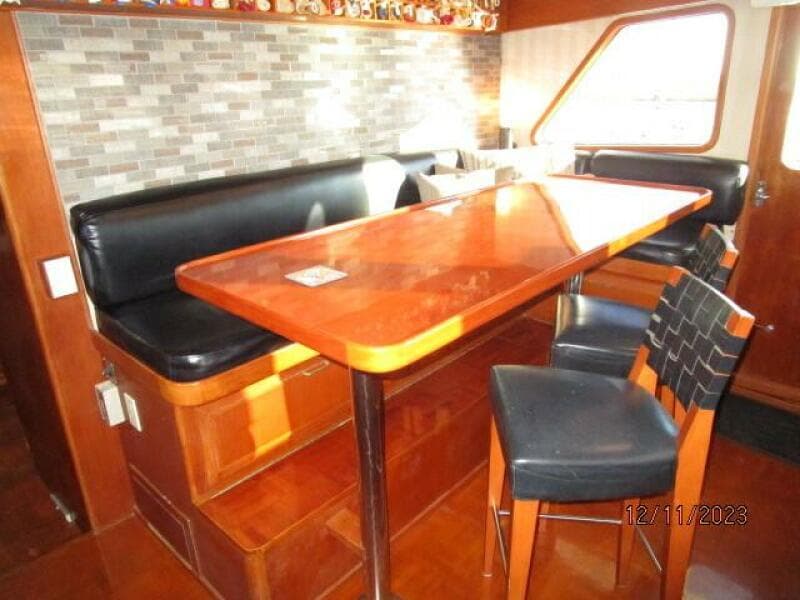 72' DeFever pilothouse seating