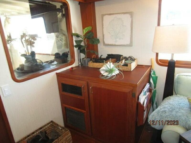 72' DeFever salon port aft