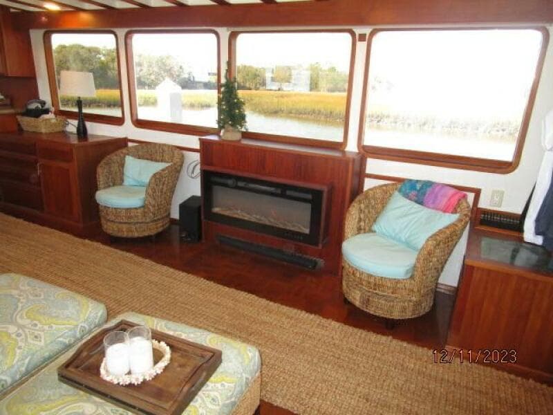 72' DeFever salon starboard