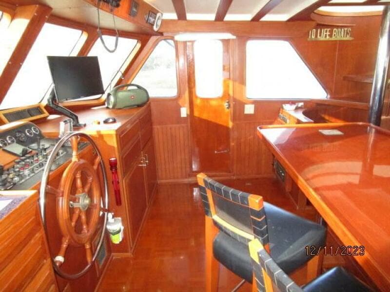 72' DeFever pilothouse starboard