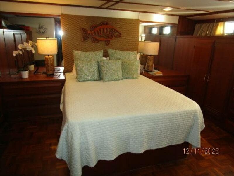 72' DeFever master stateroom