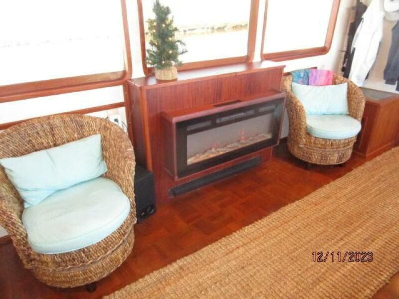 72' DeFever salon starboard seating
